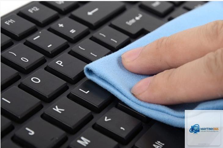 cách vệ sinh bàn phím laptop