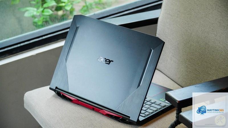 laptop chơi game không mượt