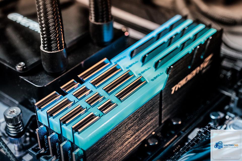 2 thanh RAM hay 4 thanh RAM